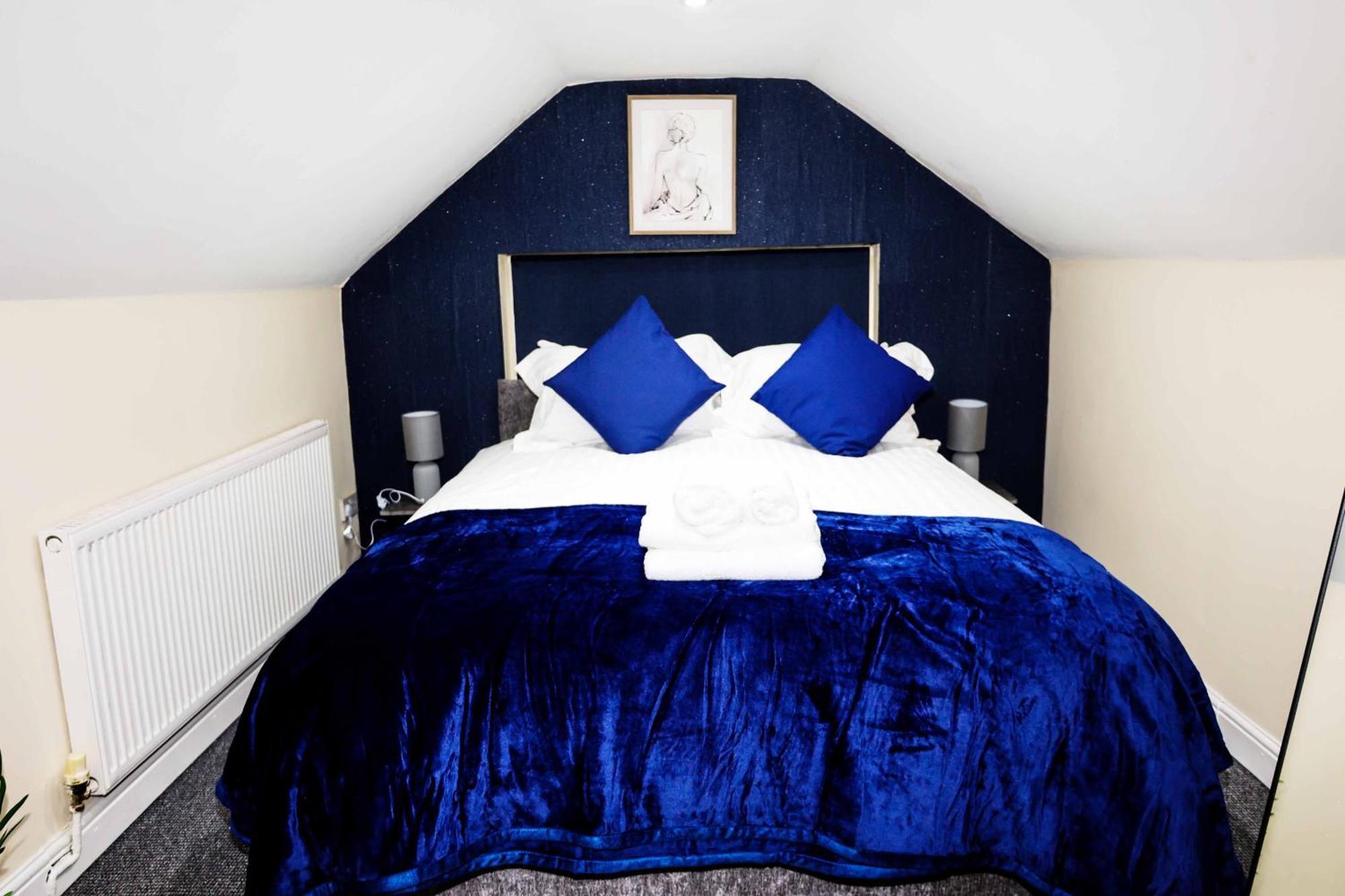 Lausory King Bed Living Your Luxe Home Away Nottingham Eksteriør billede