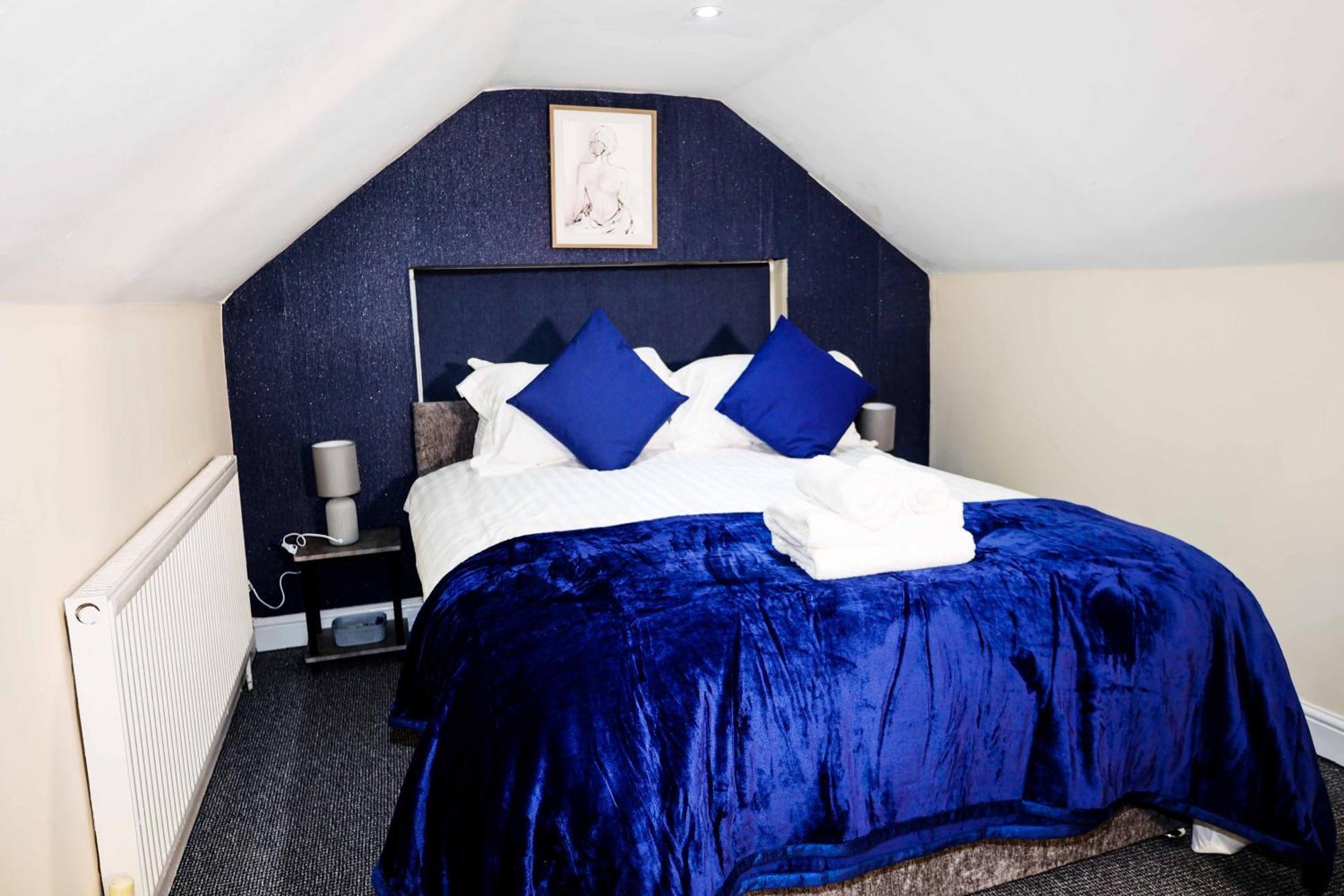 Lausory King Bed Living Your Luxe Home Away Nottingham Eksteriør billede
