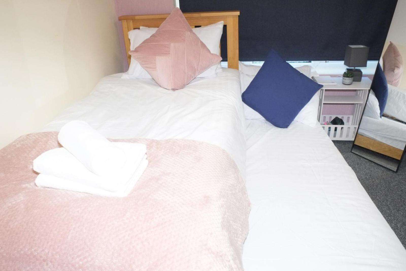 Lausory King Bed Living Your Luxe Home Away Nottingham Eksteriør billede